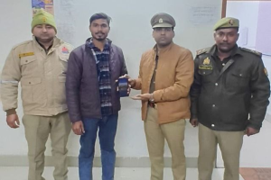 मेरठ: थाना पल्लवपुरम पुलिस ने गुम मोबाइल बरामद कर युवक को सौंपा