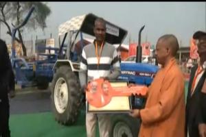 मुख्यमंत्री योगी ने बाराबंकी में  पद्मश्री रामशरण वर्मा के खेत से किसान पाठशाला का किया शुभारम्भ