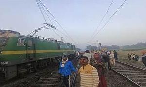 गोरखपुर में दर्दनाक हादसा..मालगाड़ी और एक्सप्रेस ट्रेन के बीच फंसकर तीन की मौत