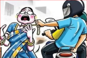 ग्रेटर नोएडा में बाइक सवार बदमाशों ने महिला से सोने की चेन छीनी, सड़क पर गिरने से महिला घायल