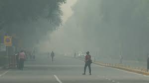 दिल्ली में घना ज़हरीला स्मॉग, एक्यूआई 'बहुत खराब' से गंभीर