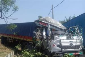 फतेहाबाद में ट्राला चालक के अचानक ब्रेक लगाने से पीछे से टकराया कैंटर, क्लीनर की मौत, चालक घायल