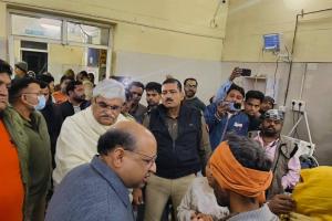 फिरोजाबाद में बड़ा हादसा: अस्पताल में थे माता-पिता, घर पर खाना बना रहे चार मासूम भाई-बहन सिलेंडर की आग में झुलसे