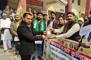 नोएडा में सिकंदराबाद एसडीएम को दूषित पानी की बोतल भेंटकर किया प्रदर्शन, ज्ञापन सौंपा