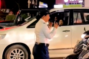 सिंगिंग कॉप्स की सराहनीय पहल: इंदौर की महिला ट्रैफिक पुलिस बनी सुरक्षा की आवाज़