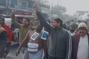 मुजफ्फरनगर: मृतक सोनू कश्यप के समर्थन में पुलकित कश्यप ने अर्धनग्न प्रदर्शन किया