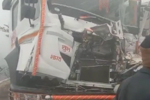 UP में कोहरे का तांडव: 16 गाड़ियां आपस में भिड़ीं, बरेली में पिता-पुत्र समेत 7 की मौत, 26 जिलों में कोल्ड-डे