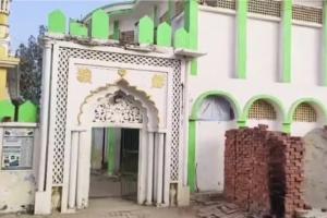 संभल में मजार और मस्जिद पर प्रशासन की टेढ़ी नजर: कब्रिस्तान की जमीन पर निर्माण की पुष्टि, 15 दिन में हटाने का अल्टीमेटम