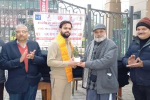 गाजियाबाद रेड क्रॉस सोसाइटी की पहल: सुभाष गुप्ता की प्रेरणा से कंबल और सैनिटरी पैड वितरित