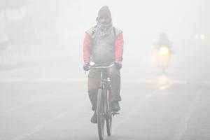 एनसीआर में प्रदूषण और कड़ाके की ठंड की दोहरी मार, जहरीली हवा में सांस लेने को मजबूर लोग 