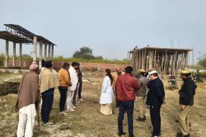 बागपत के सुल्तानपुर हटाना गांव में गंदगी देख भड़के डीएम, अधिकारियों को लगाई कड़ी फटकार