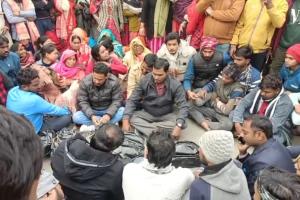 उत्तर प्रदेश के कुशीनगर में युवक की हत्या, आक्रोशित परिजनों ने लगाया जाम, बुलडोजर एक्शन की मांग