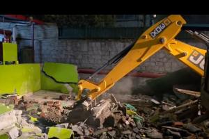 देहरादून: घंटाघर क्षेत्र में अवैध मजार पर चला बुलडोजर, प्रशासन ने मुक्त कराई सरकारी जमीन