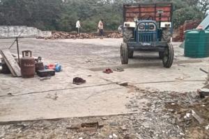 बुलडोजर का डर या कानून का सम्मान? मस्जिद में अवैध निर्माण पर समुदाय के लोगों ने खुद चलाया हथौड़ा..प्रशासन ने की पहल की तारीफ