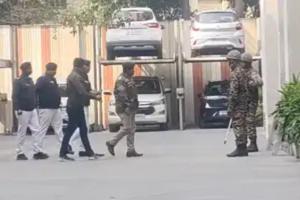 बंगाल की राजनीति में उबाल: आई-पैक के कोलकाता दफ्तर में ईडी का छापा, मौके पर पहुंचीं ममता ने अमित शाह पर‌ साधा निशाना..फाइलें लेकर निकलीं सीएम 