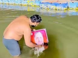 प्रयागराज: संगम में 'नेताजी' की याद; सपा कार्यकर्ता ने मुलायम सिंह यादव की तस्वीर लेकर लगाई पौष पूर्णिमा की डुबकी