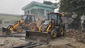 संभल में 'बुलडोजर' का प्रहार: अवैध मदरसा, मस्जिद और बारात घर ध्वस्त; 75 लाख का जुर्माना