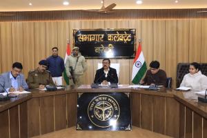 DM का सख्त फरमान: बीच सड़क गाड़ी लॉक करने वाले चालकों पर लगेगा 'गुण्डा एक्ट', मालिकों पर 'गैंगस्टर'