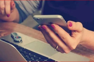 नोएडा में व्हाट्सएप शेयर मार्केट ठगी: 49 लाख रुपए का चूना