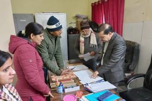 मुख्य चिकित्सा अधिकारी का मखियाली स्वास्थ्य केंद्र में औचक निरीक्षण, अनुपस्थित कर्मियों को तीन दिन में स्पष्टीकरण देने का आदेश