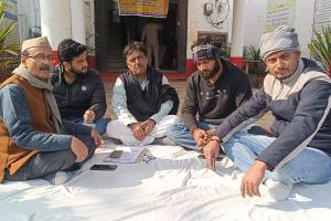 मुजफ्फरनगर में BSA ऑफिस के बाहर धरने पर बैठे प्रधान सहायक; बोले- 7 महीने से वेतन नहीं मिला, ऑफिस में भी जड़ा ताला