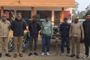 पुरकाजी पुलिस की बड़ी सफलता: तीन शातिर वाहन चोर गिरफ्तार, चार मोटरसाइकिल व एक बुग्गी बरामद