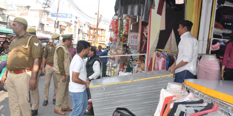 शामली में ट्रैफिक पुलिस का अतिक्रमण हटाओं अभियान, दुकानदारों को कड़ी चेतावनी
