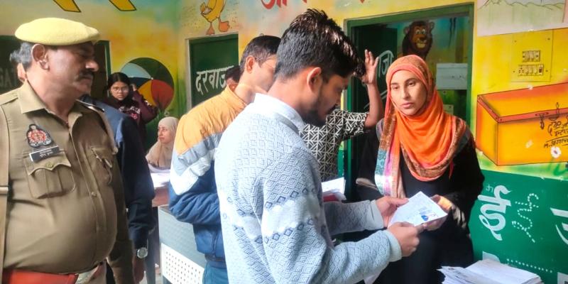 सहारनपुर नगरायुक्त शिपू गिरि ने मतदान केंद्रों का निरीक्षण कर SIR फार्म जमा प्रक्रिया में तेजी लाने के निर्देश दिए