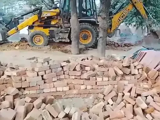 मुजफ्फरनगर में लेखपाल ने प्रधान के कहने पर बुलडोजर से तोड़ा गरीब का मकान, डीएम भड़के- किसने दिया बुलडोजर चलाने का अधिकार ?