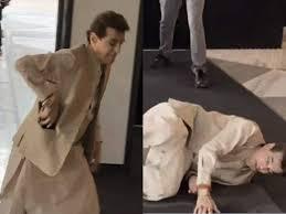 अचानक सीढ़ी से टकराकर जमीन पर गिरे जितेंद्र, सिक्योरिटी गार्ड ने दौड़कर उठाया!