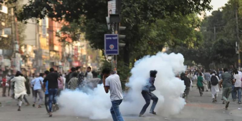 बांग्लादेश में अशांति, हसीना को फांसी की सजा के बाद राजधानी ढाका में हिंसा, 'देखते ही गोली' के आदेश