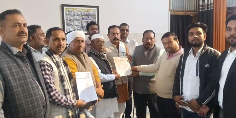  IAS के ब्राह्मणों पर आपत्तिजनक बयान पर बवाल, मुजफ्फरनगर में DM को सौंपा ज्ञापन, कठोर कार्रवाई की मांग