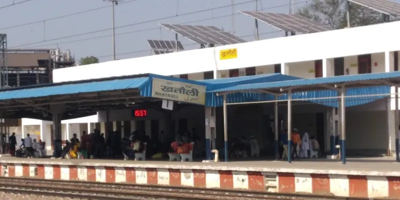 खतौली स्टेशन पर लापरवाही का नतीजा: टूटी बैरिकेटिंग से नीचे उतरी किशोरी, मालगाड़ी ने रौंदा; परिजनों में कोहराम