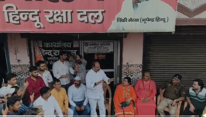 गाजियाबाद में योगी पर अभद्र टिप्पणी के विरोध में बवाल, हिंदू रक्षा दल प्रमुख पिंकी चौधरी नजरबंद, कार्यकर्ताओं में रोष