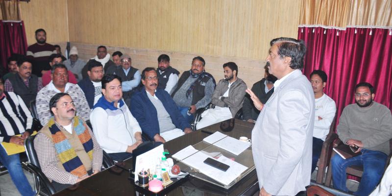 शामली: चेयरमैन अरविन्द संगल की ठेकेदारों संग बैठक, कहा—मानक के अनुसार सड़कें बनें, वरना रुकेगा भुगतान