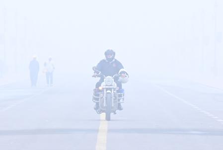 घने कोहरे और प्रदूषण की दोहरी मार: दिल्ली-एनसीआर में हालात बेहद गंभीर, एक्यूआई ‘अति-गंभीर’ श्रेणी में