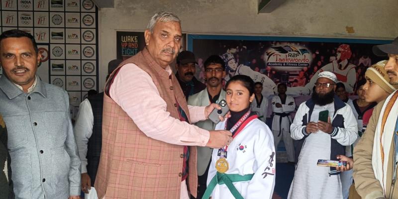 मुजफ्फरनगर में सांसद ने ताइक्वांडो खिलाड़ियों का किया सम्मान, वंदे मातरम बहस पर जताई आपत्ति