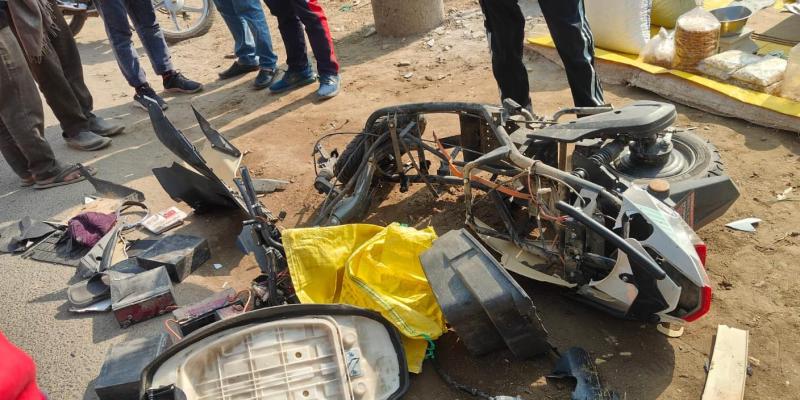 शामली में सड़क हादसा: इलेक्ट्रिक स्कूटी और बुलट बाइक की टक्कर में 75 वर्षीय वृद्ध की मौत, तीन घायल