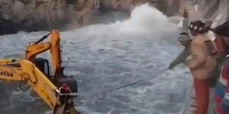 इच्छाड़ी डैम में पानी छोड़ते ही बढ़ा खतरा, नदी में फंसे मजदूरों की जान बचाने को ‘साथियों’ ने बनाया मानव-सेतू; अधिकारी नदारद