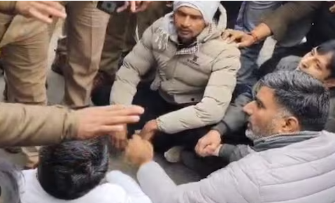 मेरठ का कपसाड़ कांड : पुलिस ने सपा विधायक अतुल प्रधान को गांव जाने से रोका, समर्थकों संग धरने पर बैठे