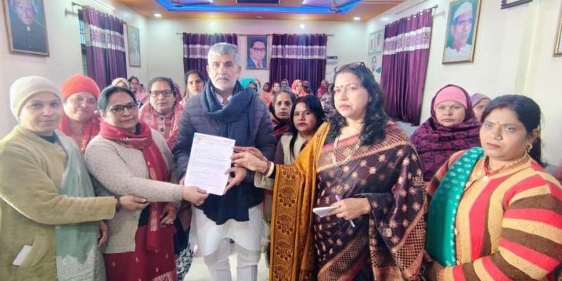 शामली: आंगनवाड़ी कार्यकर्ताओं का अधिकार सम्मेलन, मांगपत्र सौंपा