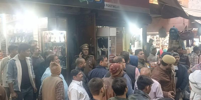 औरैया में सराफा कारीगर की गला काटकर हत्या, किराए के मकान में मिला शव, इलाके में सनसनी