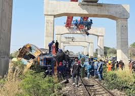 थाईलैंड रेल हादसा : चलती ट्रेन पर गिरी हाई-स्पीड प्रोजेक्ट की क्रेन, 22 की मौत, 55 घायल