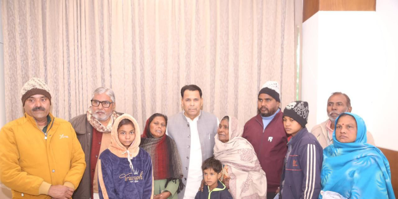 मेरठ: मंत्री नरेंद्र कश्यप ने मृतक सोनू कश्यप के परिवार से की मुलाकात, दी 1 लाख रुपये की मदद