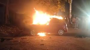गाजियाबाद में युवक ने सेट्रो कार पर पेट्रोल डालकर लगाई आग, थाने में दी तहरीद